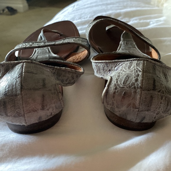 Leather sandals with thong toe and adjustable strap. Back of foot support - Picture 7 of 11